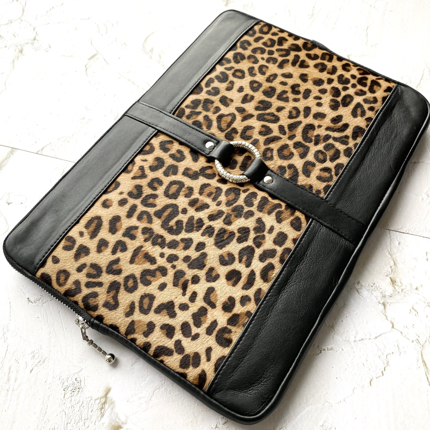 slender and sexy laptop bag for Macbook, with leopard print design and silver details, zip closure, zip pocket, black leather, microfibre lining, sleek, genuine, high quality.